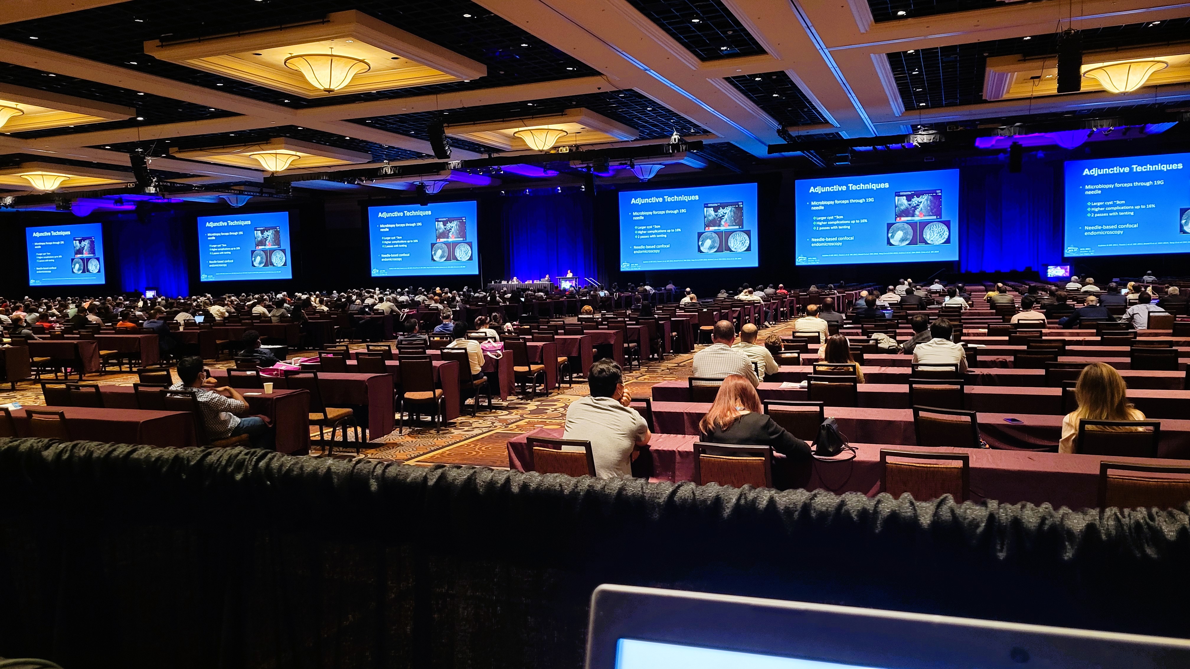 Medical conference with multi-screen presentation setup